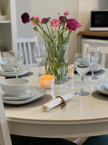 Situated in Stunning Highleigh Village,'BRAMLEY FALL COTTAGE'-Attached Cottage,3 Bedrooms-1 on groun in 希德尔沙姆