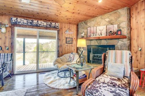 Waterfront Dandridge Cabin, 24 Mi to Pigeon Forge! in Dandridge, USA