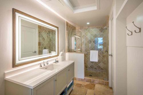 Queen Room with Pool View