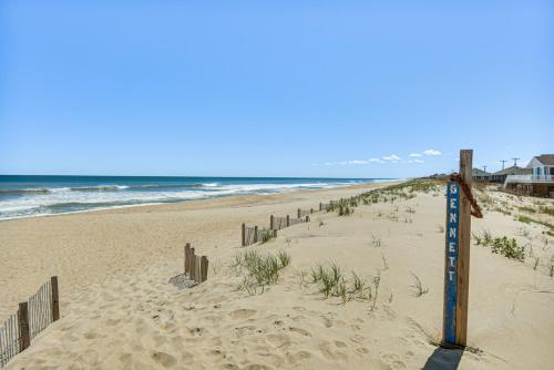 Kitty Hawk Apartment w/ Hot Tub - 1 Mi to Beach! in Kitty Hawk (NC)