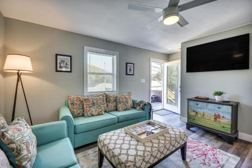 Kitty Hawk Apartment w/ Hot Tub - 1 Mi to Beach! in Kitty Hawk (NC)