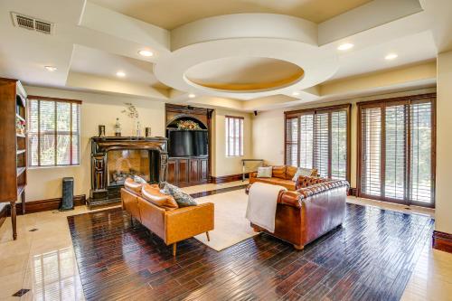 Spacious Fullerton Villa with Private Pool and Hot Tub in Fullerton, USA