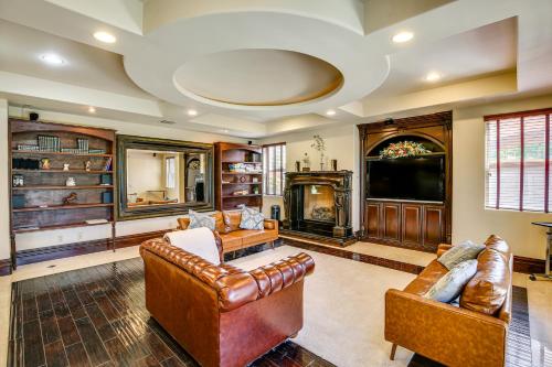 Spacious Fullerton Villa with Private Pool and Hot Tub in Fullerton, USA