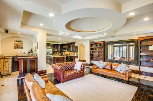 Spacious Fullerton Villa with Private Pool and Hot Tub in Fullerton, USA