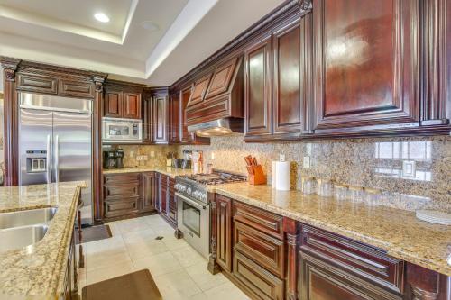 Spacious Fullerton Villa with Private Pool and Hot Tub in Fullerton, USA