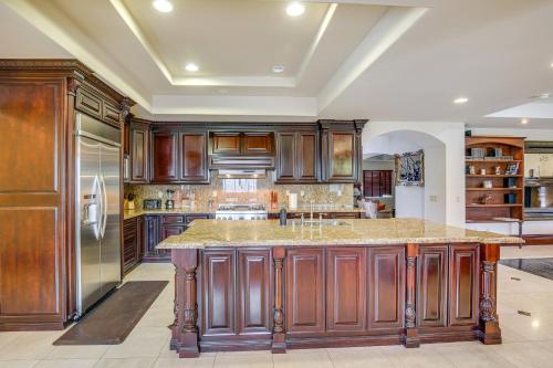 Spacious Fullerton Villa with Private Pool and Hot Tub in Fullerton, USA