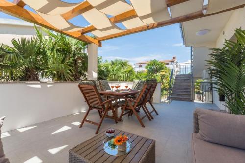 Ferienwohnung Radovan 3 mit Meerblick in Strandnähe