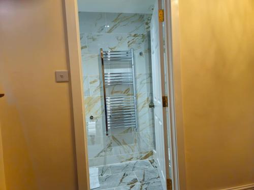 ห้องน้ำ, Modern En-suite Doubles in Boston Town Spacious & Contemporary Rooms in บอสตัน