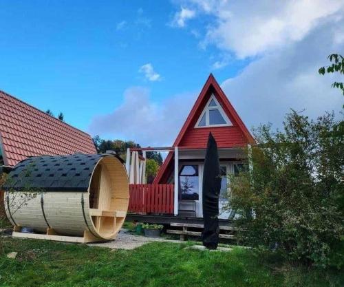 Idyllisches Ferienhaus am See mit Fass-Sauna, Liegewiese und Grill im Bayer Wald