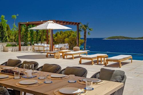 Villa with Private Pool room in Villa Crystalsea 1 infinity heatedpool in Hvar