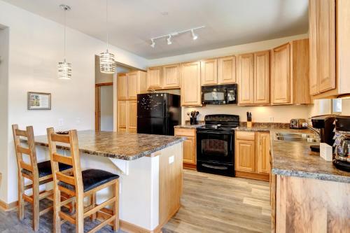 Luxury Condo 611 - Pool - Club House - Hot Tub - Best Price - 500 Dollars of FREE Activities and Equipment Rentals Daily in Winter Park, USA