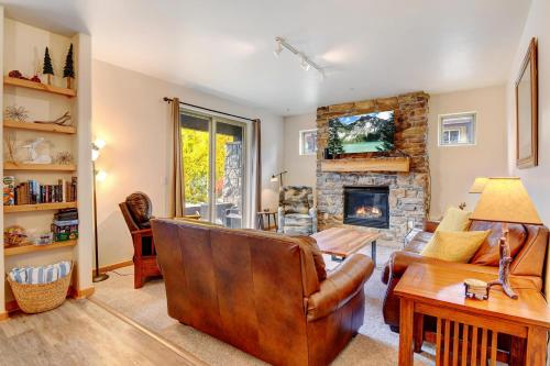 Luxury Condo 611 - Pool - Club House - Hot Tub - Best Price - 500 Dollars of FREE Activities and Equipment Rentals Daily in Winter Park, USA