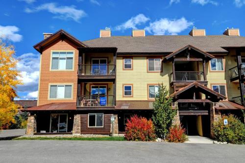 Luxury Condo 611 - Pool - Club House - Hot Tub - Best Price - 500 Dollars of FREE Activities and Equipment Rentals Daily in Winter Park, USA