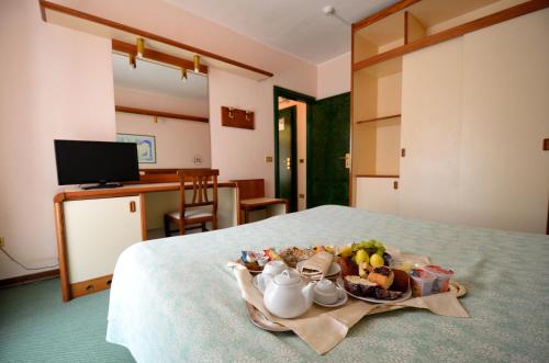 1 queen bed, 2 twin beds