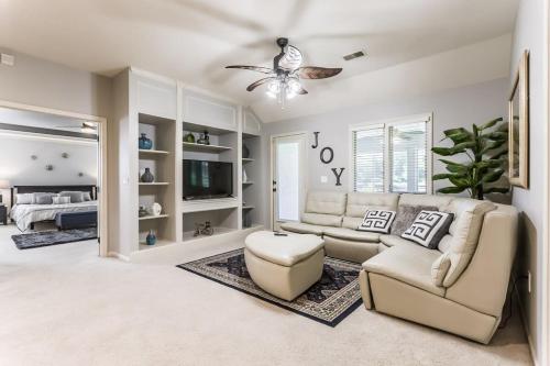 Beautiful relaxing private villa next to a pond smart home and Traeger Grill Beautiful relaxing private villa next to a pond smart home and Traeger Grill