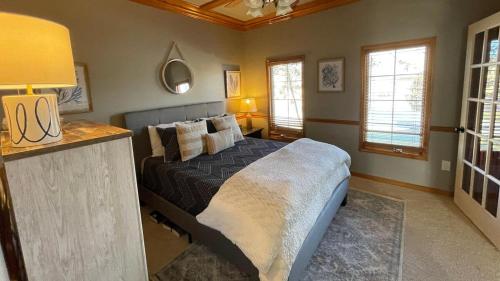 Beautiful relaxing private villa next to a pond smart home and Traeger Grill Beautiful relaxing private villa next to a pond smart home and Traeger Grill