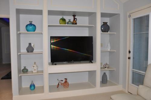 Beautiful relaxing private villa next to a pond smart home and Traeger Grill Beautiful relaxing private villa next to a pond smart home and Traeger Grill