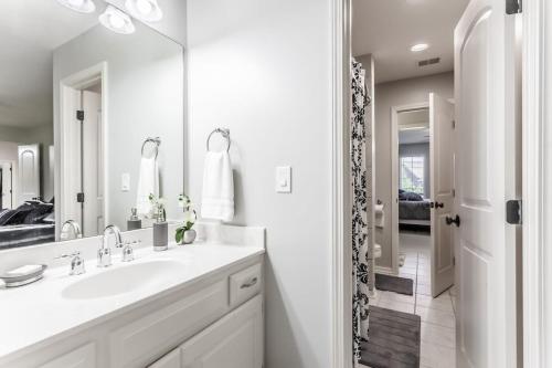 Beautiful relaxing private villa next to a pond smart home and Traeger Grill Beautiful relaxing private villa next to a pond smart home and Traeger Grill