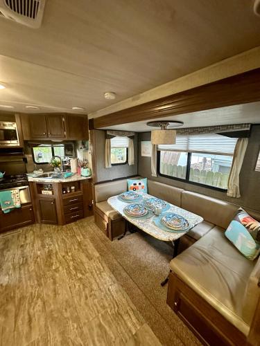 Grand Luxury RV Camper near Tampa & Clearwater Beaches in Largo, USA