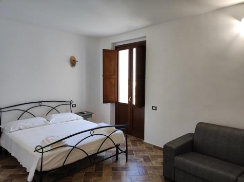 1 queen bed, 2 sofa beds