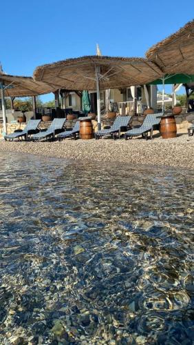 Tolles Ferienhaus in Kornati mit Whirlpool, Terrasse und gemeinschaftlichem Pool