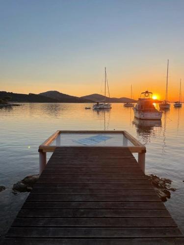 Tolles Ferienhaus in Kornati mit Whirlpool, Terrasse und gemeinschaftlichem Pool