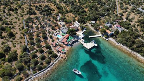 Tolles Ferienhaus in Kornati mit Whirlpool, Terrasse und gemeinschaftlichem Pool