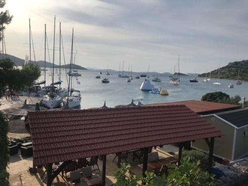 Tolles Ferienhaus in Kornati mit Whirlpool, Terrasse und gemeinschaftlichem Pool