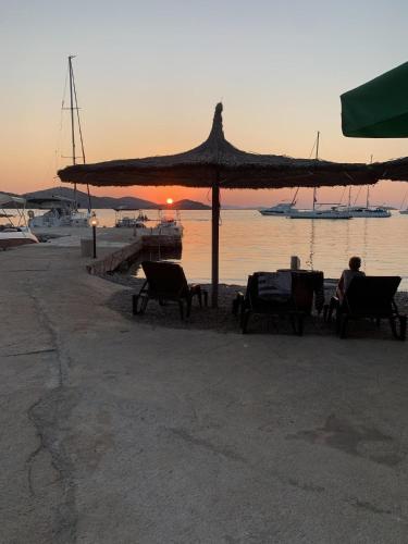 Tolles Ferienhaus in Kornati mit Whirlpool, Terrasse und gemeinschaftlichem Pool