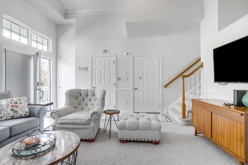 Ocean View Townhome with Shared Pool and Bay Access! in Ocean View, USA