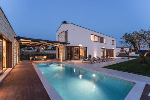Luxuriöse Villa Ansi Exclusive mit Pool, Sauna, Whirlpool, Kinderspielplatz, 8-10 Personen