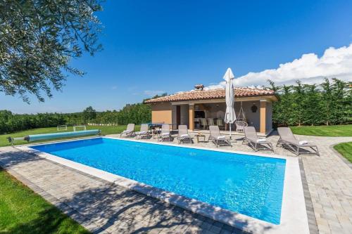 Villa Nata Exclusive mit Pool bei Porec, 8 Personen, modern eingerichtet, mit gepflegtem Garten
