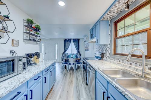 Bushkill Villa with Game Room, Sauna and Pool Access! in Bushkill, USA