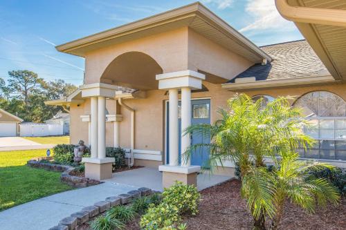 Relax Poolside: Spring Hill Family Home w/ Yard! in สปริง ฮิลล์ (FL)