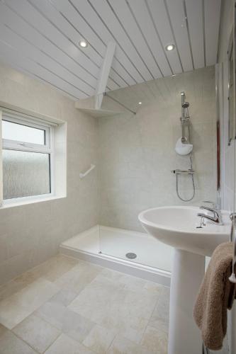Arnside - Spacious 10-Bedroom Seaside Cottage, Blackpool (photo 2)
