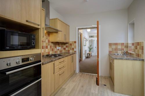 Arnside - Spacious 10-Bedroom Seaside Cottage, Blackpool (photo 8)