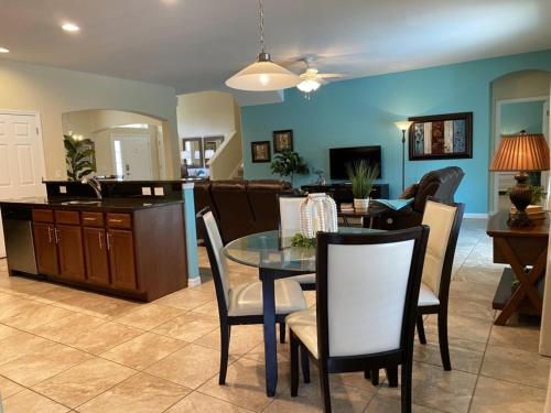 Spacious 5Bd Pool Hm Spa Gm Watersong -256YS home in Davenport, USA