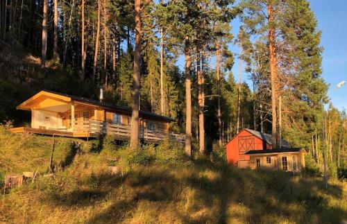 . Solbacken Cottage und Lodge - Ferienhaus-Gefüge in Västerrå mit Garten, Terrasse und mehr