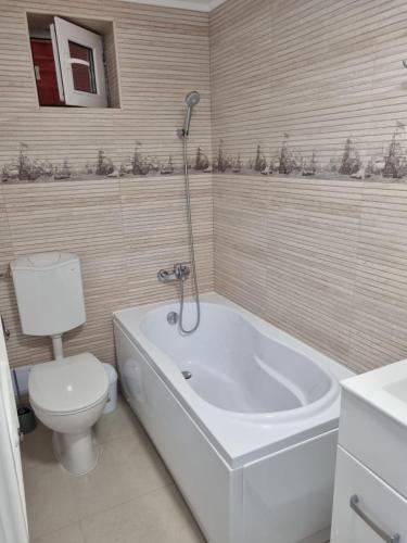 Apartament 2 camere la curte cu foisor Apartament 2 camere la curte cu foisor