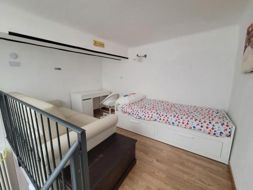Bedroom and Loft(Soppalco) for rent in via Belle Arti, Boloňa (fotografie 3)
