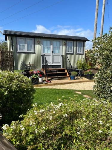 Cotswold shepherd hut with hot tub and sauna Dog friendly