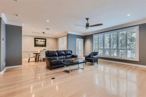 Experience Austin + 3 BR + 5 mins to Downtown! in Austin, USA