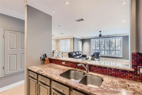 Experience Austin + 3 BR + 5 mins to Downtown! in Austin, USA