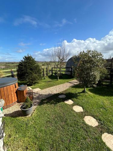 Cotswold shepherd hut with hot tub and sauna Dog friendly