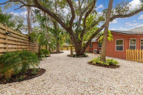 Dog Friendly Tropical Villa Heated Salt Pool - image 5