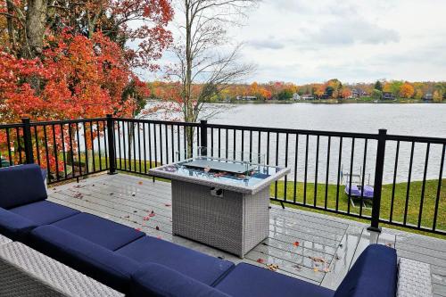 Lakeside Serenity by AvantStay Lakefront Newly Built Deck w Views