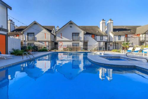 Perfectly Located Stay at Med-Center Pool & Gym in Houston, USA