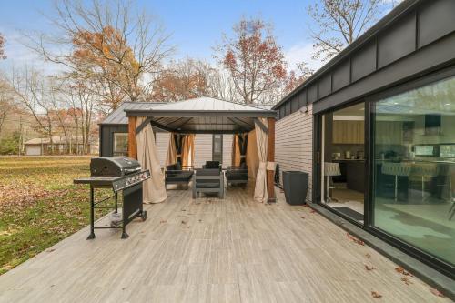 The Barn House by AvantStay Modern Outdoor Living Area Hot Tub