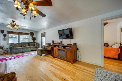 Kerrville Area Home w/ Outdoor Entertainment Space in Mountain Home (TX)