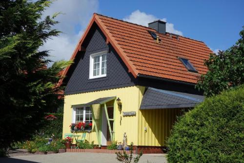 Gemütliche Einraumwohnung im Erdgeschoss mit Doppelbett und Kaminofen